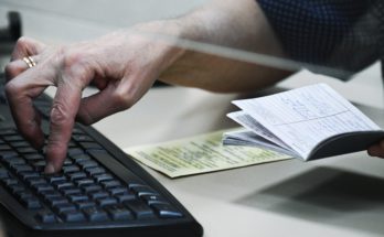 Путин подписал закон о стаже в электронной трудовой книжке