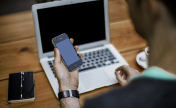 Россиянам рассказали, кто "сдает" их данные телефонным жуликам